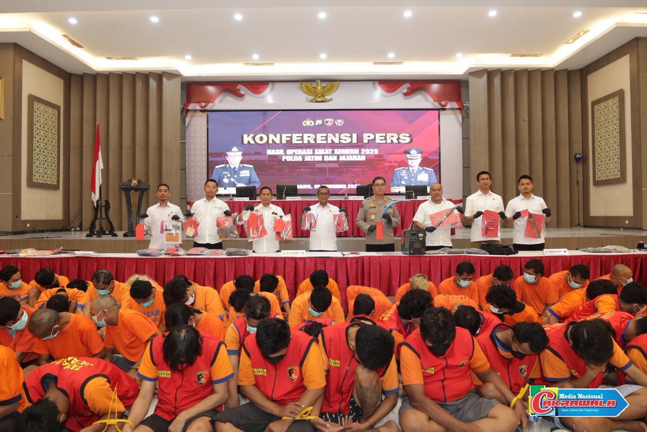 Polda Jatim ungkap 1.443 kasus dan amankan 1.135 tersangka dalam Operasi Sikat Semeru 2025.