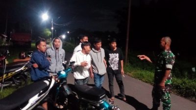 Babinsa Koramil 04 Tenggarang patroli malam jaga kamtibmas dan ingatkan pemuda hindari alkohol