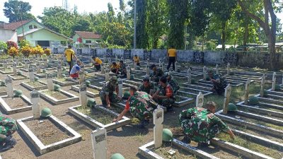 Ratusan personel TNI Polri dan warga karya bakti di TMP Kota Kulon peringati HUT Korem 083 Bondowoso
