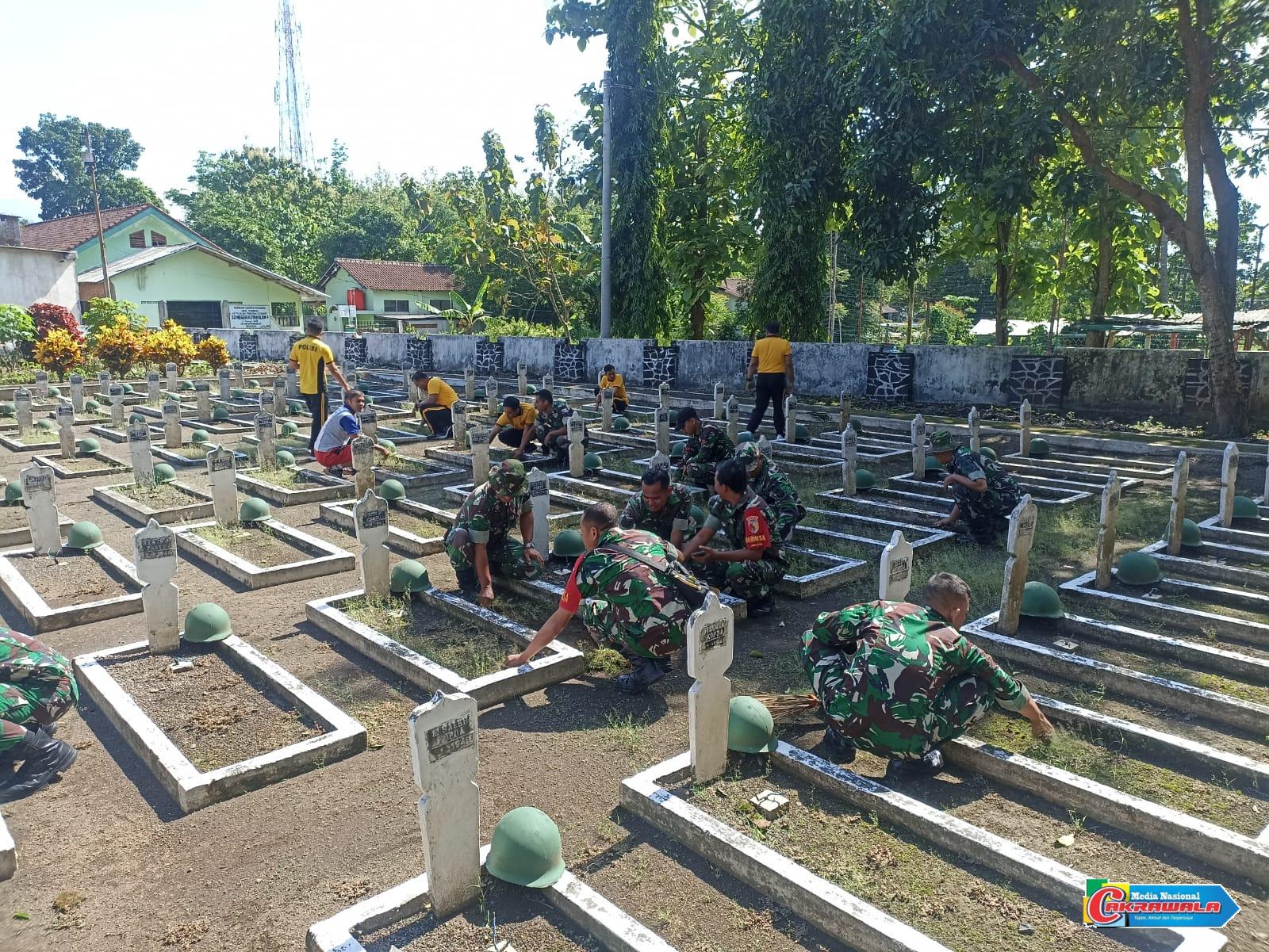 Ratusan personel TNI Polri dan warga karya bakti di TMP Kota Kulon peringati HUT Korem 083 Bondowoso