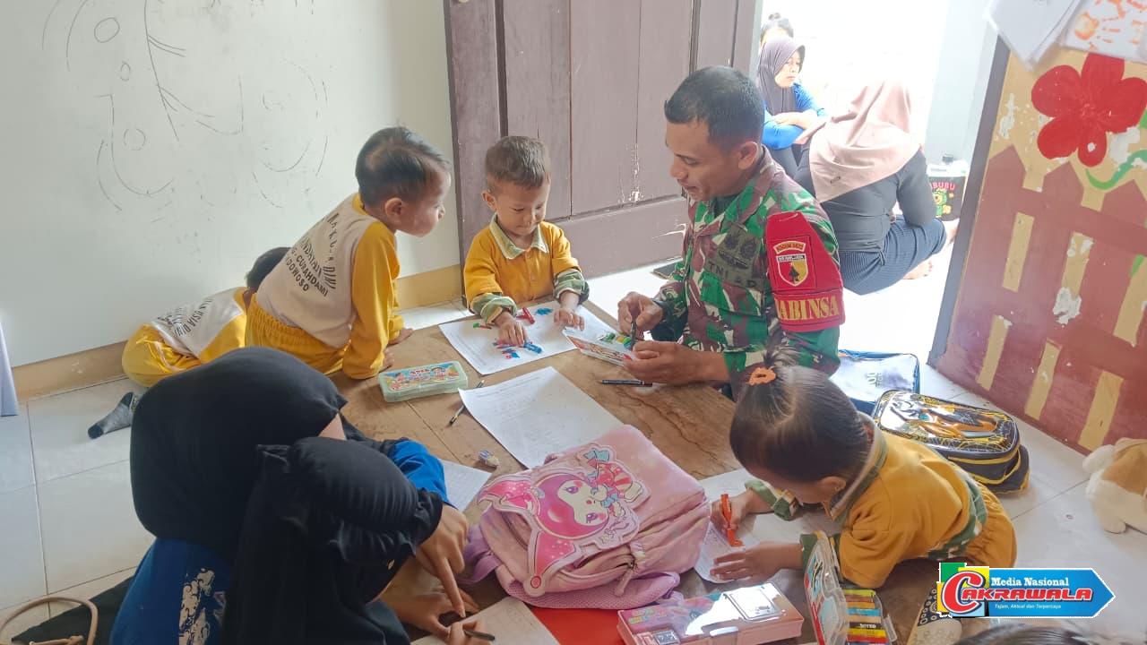 Babinsa Petung semangat belajar PAUD Andayani Curahdami Bondowoso bersama anak-anak