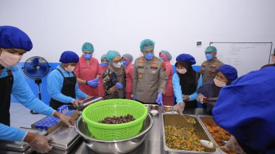 SPPG Polres Madiun sajikan menu nasi pecel bergizi untuk pelajar