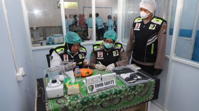 Tim Dokkes Polres Magetan uji food safety di SPPG Poncol