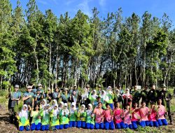 Perhutani KPH Bondowoso Ajak Siswa SMAN 2 Situbondo Cintai Lingkungan Melalui Kegiatan Penanaman Pohon