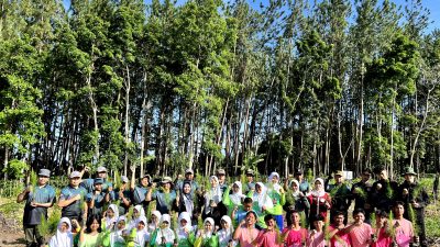 Perhutani KPH Bondowoso Ajak Siswa SMAN 2 Situbondo Cintai Lingkungan Melalui Kegiatan Penanaman Pohon