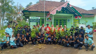 Perhutani KPH Bondowoso Dukung Penghijauan Sekolah, Serahkan Bibit Pohon ke SMAN 2 Situbondo