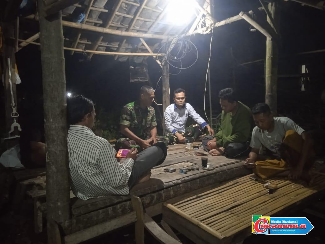 Babinsa 0822 Taman melaksanakan Komsos bersama Yayasan Media Radio Panji Peduli di Desa Taman Bondowoso