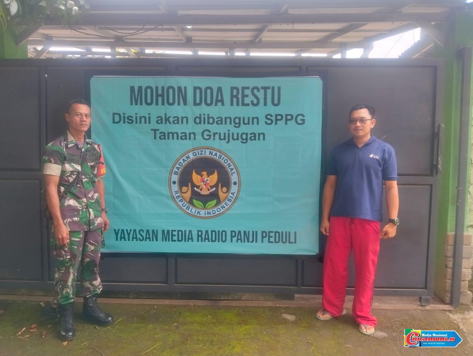 Babinsa 0822 Taman melaksanakan Komsos bersama Yayasan Media Radio Panji Peduli di Desa Taman Bondowoso