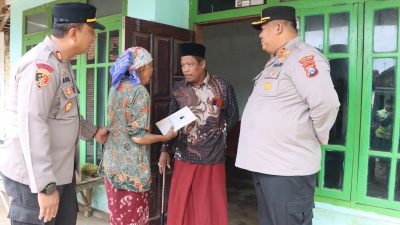 Kapolres Pasuruan Salurkan Bantuan Sosial untuk Warga Terdampak Puting Beliung di Kejayan