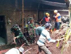 Babinsa 0822 dan Warga Sumbertengah Gotong Royong Bersihkan Material Longsor