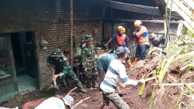 Babinsa 0822 dan Warga Sumbertengah Gotong Royong Bersihkan Material Longsor
