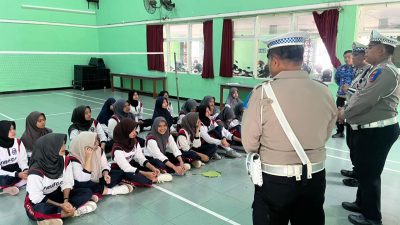 Polantas menyapa siswa SMAN 1 Tenggarang dalam program edukasi keselamatan berlalu lintas dalam ops zebra Semeru 2025