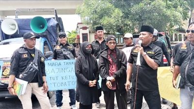 LSM Passer Wong Bodho Gelar Aksi Protes di Depan PN Gresik, Desak Penundaan Eksekusi Tanah Desa Suci