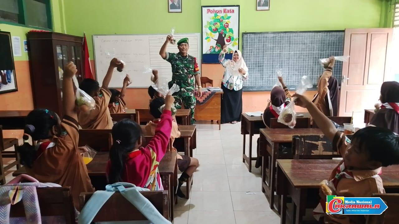 Babinsa Badean mendampingi distribusi 2.057 paket makanan bergizi gratis untuk pelajar di Bondowoso.