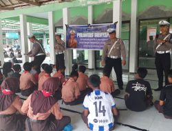 Polantas Polres Bondowoso Sapa Siswa SMPN 2 Tenggarang, Tanamkan Disiplin Berlalu Lintas Sejak Dini