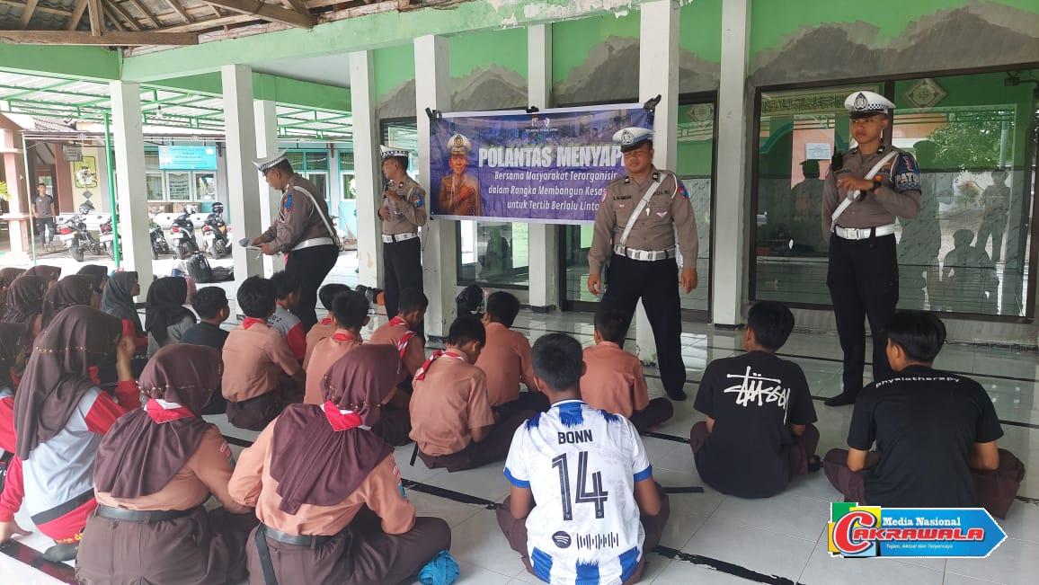 Polantas Polres Bondowoso memberikan edukasi tertib lalu lintas kepada siswa SMPN 2 Tenggarang