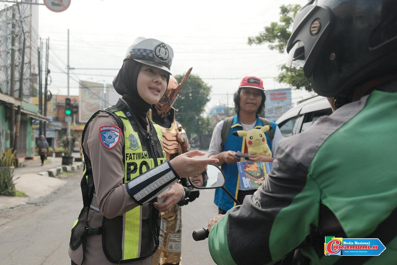 Polisi berkostum super hero mensosialisasikan Operasi Zebra Polres Malang di jalan raya