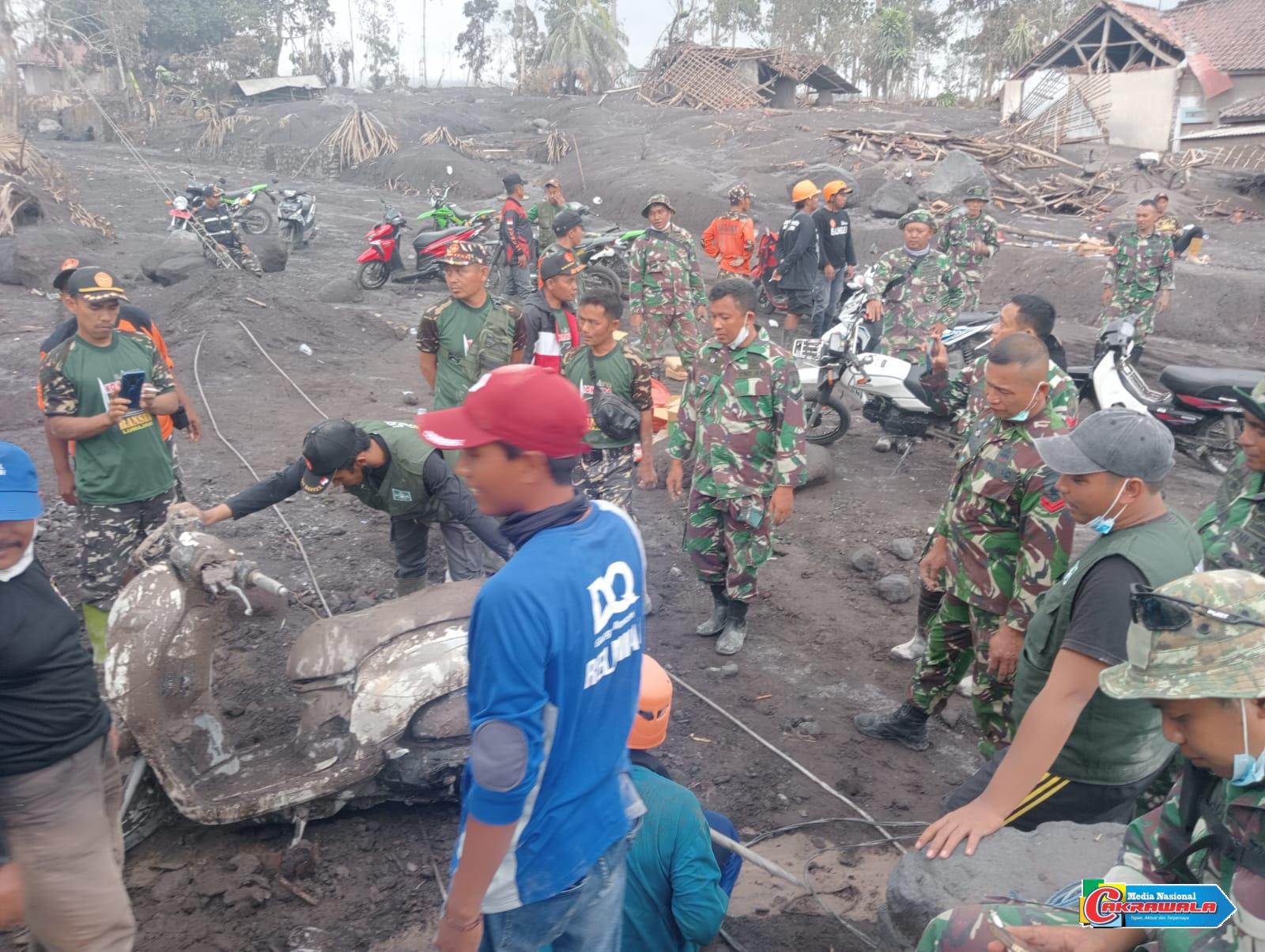 Personel TNI meninjau lokasi pengungsian dan wilayah terdampak erupsi Semeru di Lumajang.