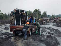 Personel Gabungan TNI Evakuasi Barang Berharga Warga Terdampak Erupsi Semeru di Sumbersari