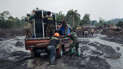 Personel gabungan TNI mengevakuasi barang berharga warga terdampak erupsi Semeru di Sumbersari.