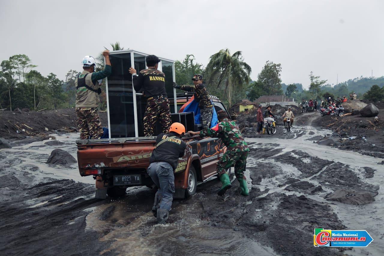 Personel gabungan TNI mengevakuasi barang berharga warga terdampak erupsi Semeru di Sumbersari.