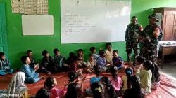 Personel TNI memberikan pendampingan psikososial kepada warga terdampak erupsi Semeru di pengungsian Supiturang.