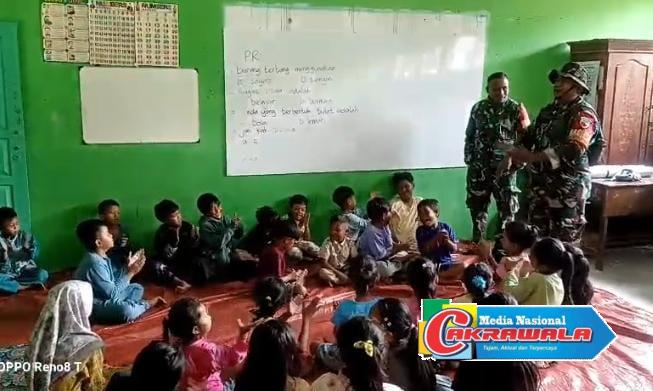 Personel TNI memberikan pendampingan psikososial kepada warga terdampak erupsi Semeru di pengungsian Supiturang.