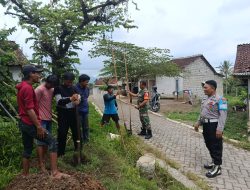 Kerja Tulus di Hari Libur, Babinsa Tapen Dukung Pembangunan Infrastruktur Listrik Desa