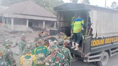 TNI dan instansi terkait menangani pengungsian dan wilayah terdampak erupsi Semeru di Lumajang
