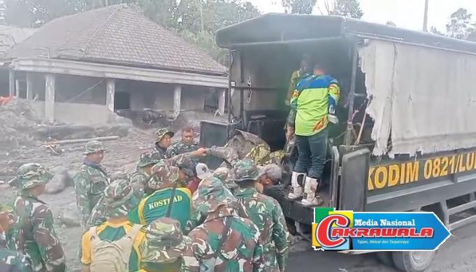 TNI dan instansi terkait menangani pengungsian dan wilayah terdampak erupsi Semeru di Lumajang