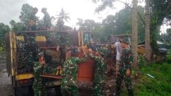 Personel gabungan mendirikan posko pengungsian Semeru di Lapangan Supiturang