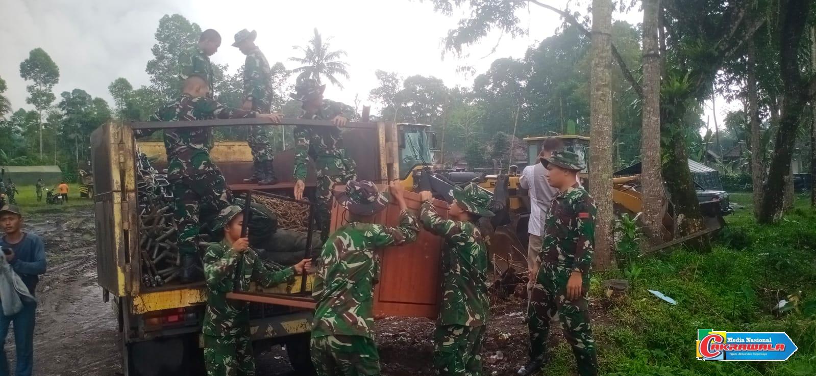 Personel gabungan mendirikan posko pengungsian Semeru di Lapangan Supiturang