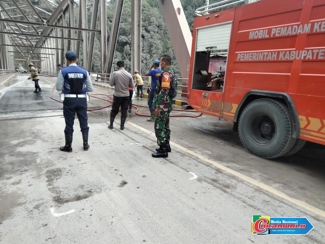 TNI mengawal pembersihan material vulkanik dan pengamanan jalur Besuk Kobokan
