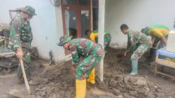 Ketulusan Prajurit: Serda Tri Dampingi Warga Bersihkan Material Lahar