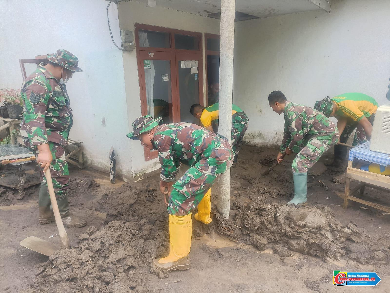 Serda Tri membantu warga membersihkan material lahar di Dusun Gumuk Mas