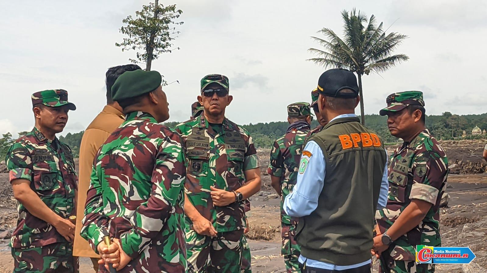 Pangdam V/Brawijaya memberikan arahan kesiapsiagaan prajurit di Posko Tanggap Darurat Semeru