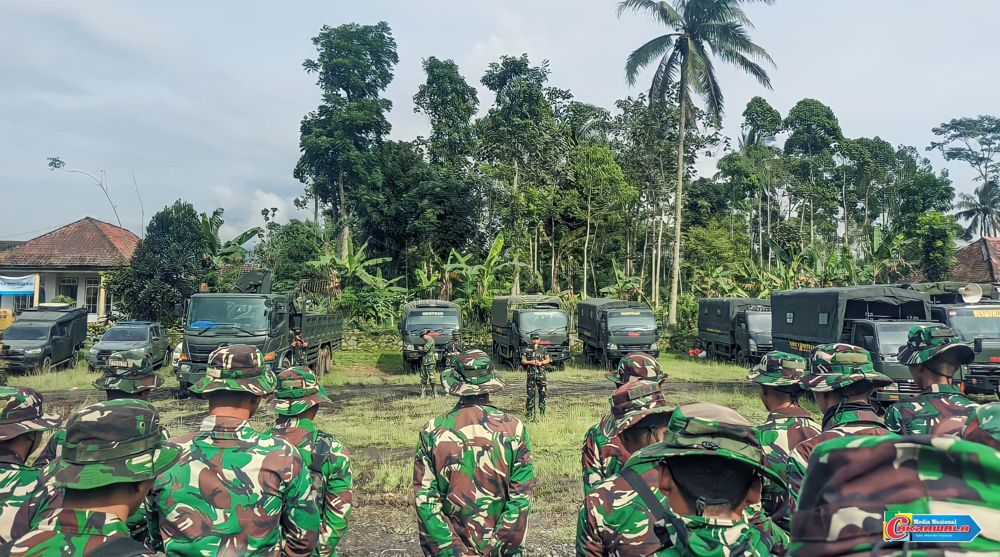 Apel konsolidasi personel gabungan yang dipimpin Dandim Lumajang dalam penanganan dampak erupsi Semeru di Desa Supiturang.