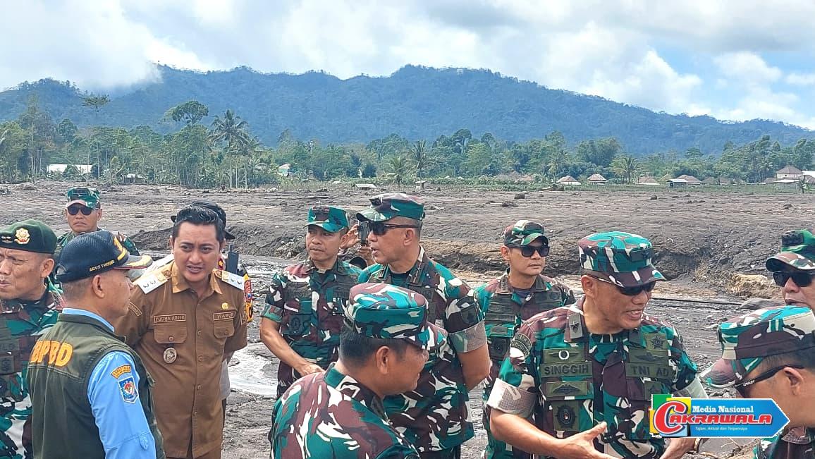 Danrem 083 mendampingi Pangdam V/Brawijaya memantau penanganan darurat erupsi Semeru di Posko Supiturang.