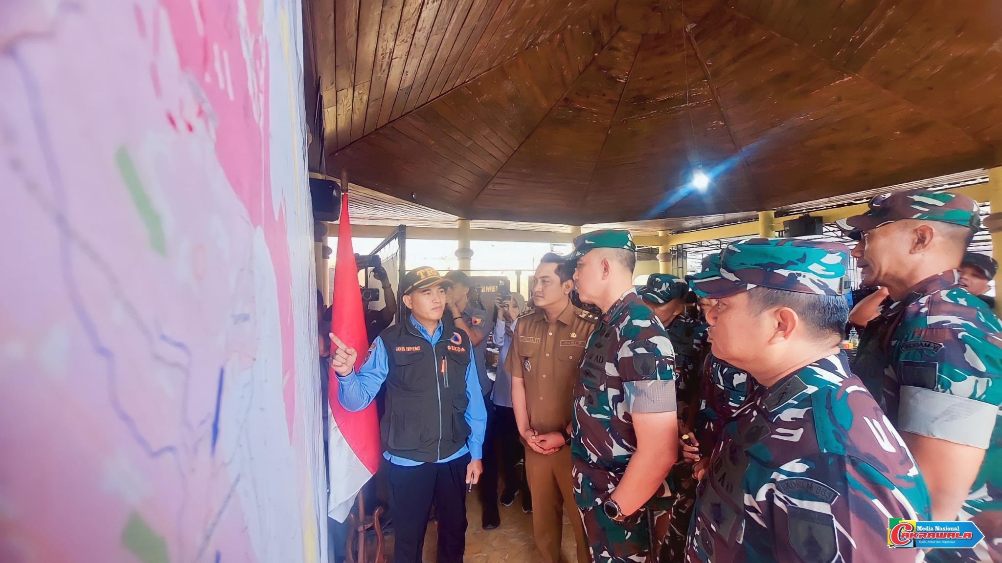 Pangdam V/Brawijaya meninjau lokasi terdampak erupsi Semeru dan memberikan arahan penanganan darurat di Pronojiwo.