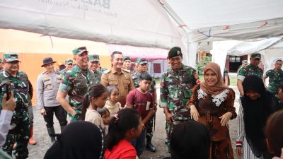 Pangdam V/Brawijaya meninjau kegiatan trauma healing untuk anak-anak penyintas erupsi Semeru di pengungsian