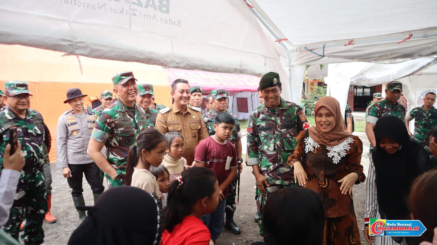 Pangdam V/Brawijaya meninjau kegiatan trauma healing untuk anak-anak penyintas erupsi Semeru di pengungsian
