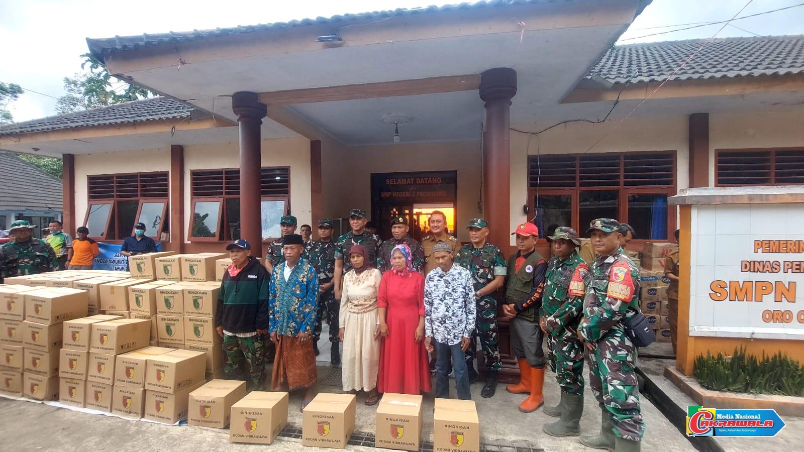 Pangdam V/Brawijaya menyalurkan bantuan langsung kepada warga terdampak erupsi Semeru di Desa Supiturang