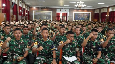 Kolonel Eka Wira Dharmawan memberikan pembekalan kepemimpinan lapangan kepada Taruna Akmil di Magelang