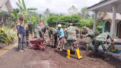 Tim Gabungan Bersihkan Rumah Warga Terdampak Erupsi Gunung Semeru