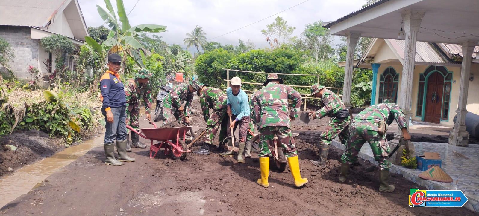 Tim gabungan membersihkan material lumpur di rumah warga terdampak erupsi Semeru