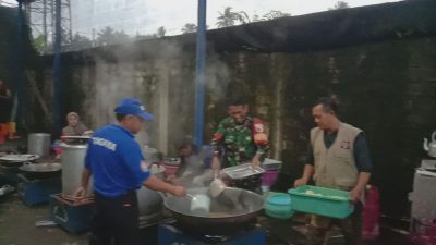 Semangat Tim Dapur Umum Berjuang di Tengah Penanggulangan Bencana Erupsi Gunung Semeru
