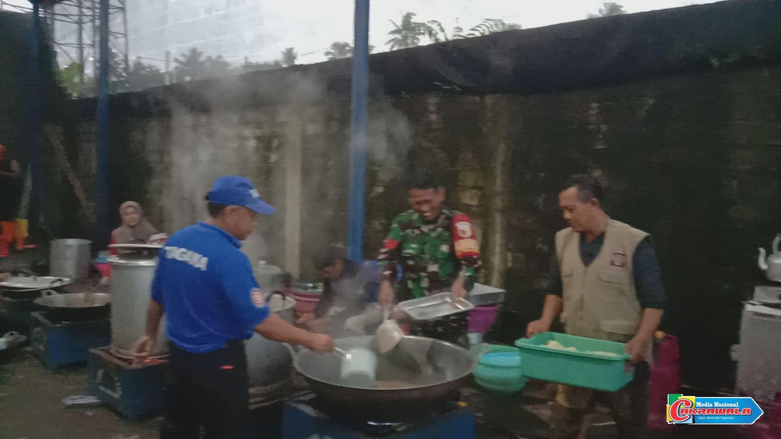 Relawan dapur umum menyiapkan makanan untuk pengungsi erupsi Semeru di Lumajang