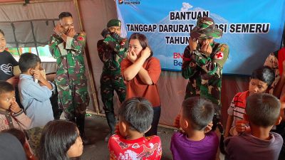 Tim Kesehatan TNI Gelar Konseling, Pengobatan Gratis, dan Trauma Healing bagi Pengungsi Erupsi Gunung Semeru