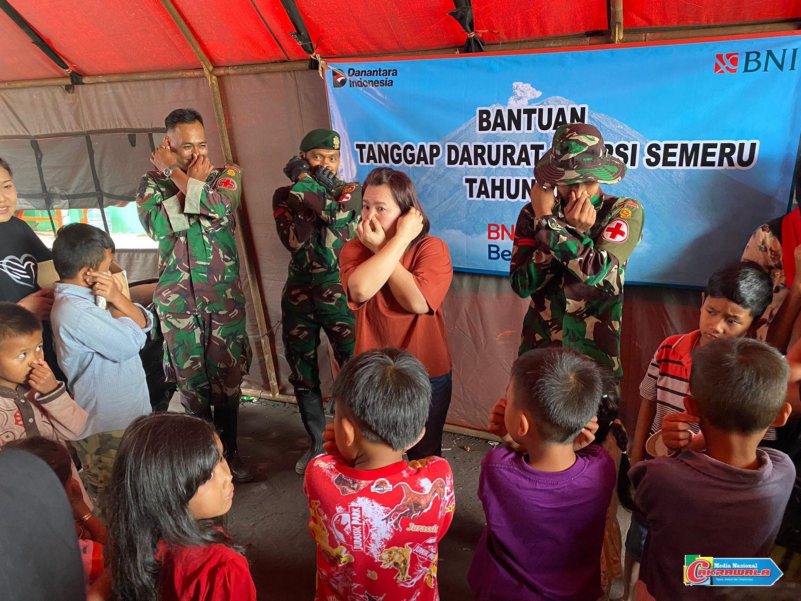Tim Kesehatan TNI memberikan pengobatan gratis dan trauma healing bagi pengungsi erupsi Gunung Semeru di Lumajang