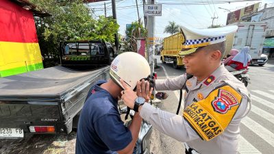 Operasi Zebra Semeru Polresta Malang Kota Bagikan 100 Helm Gratis